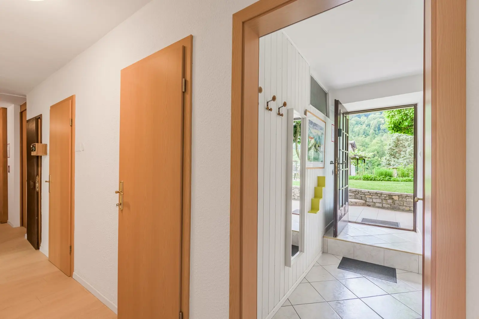 Hodnik apartmaja s pogledom proti vhodu in vrtu