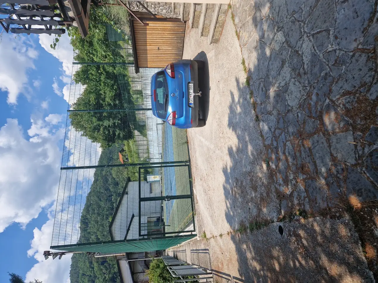 Parkirišče pred hišo ob ograji igrišča