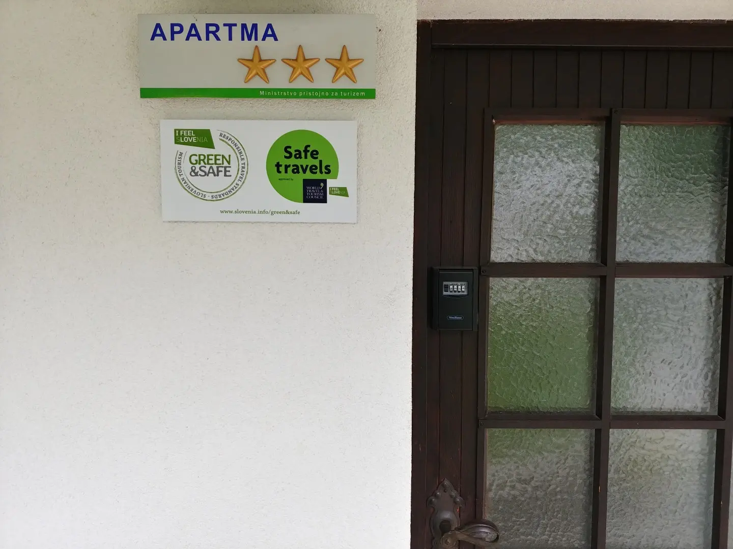 Znaka Green & Safe in Safe Travels ob vratih ter tablica s tremi zvezdicami